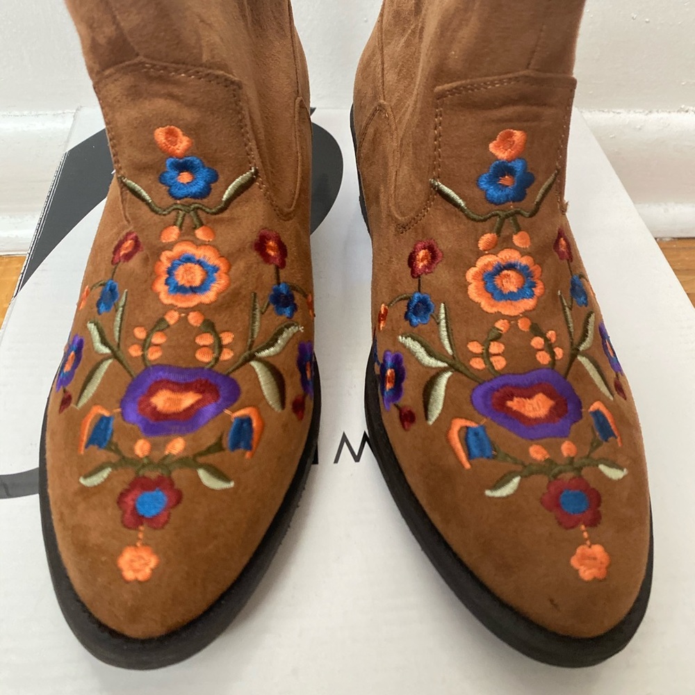 New Nine West Embroidered booties